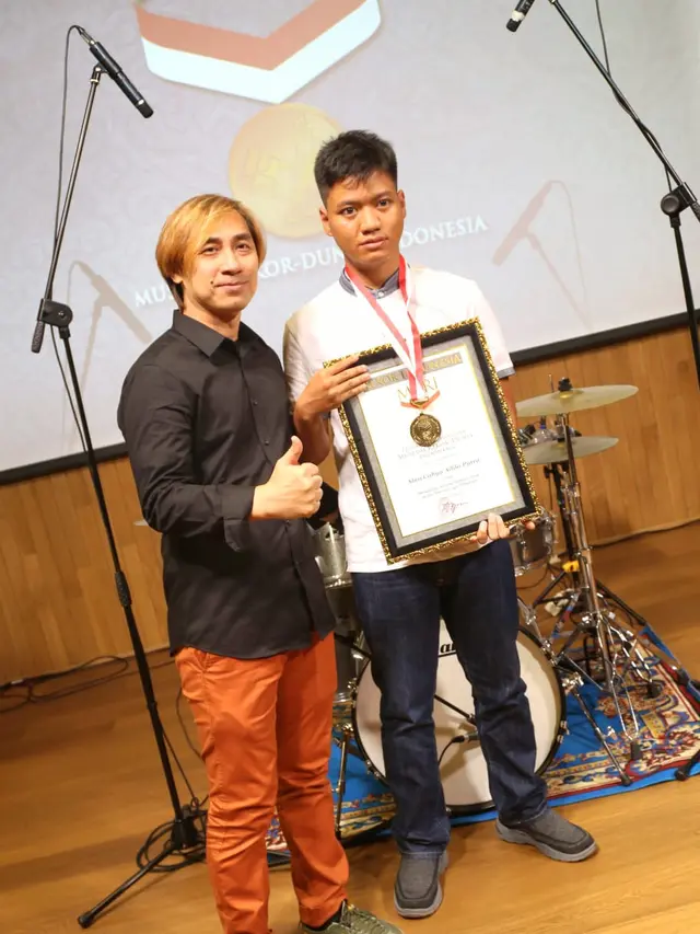Chandra, eks drummer grup band Wong Pitoe bersama Alan Cahya Adipa Putra.