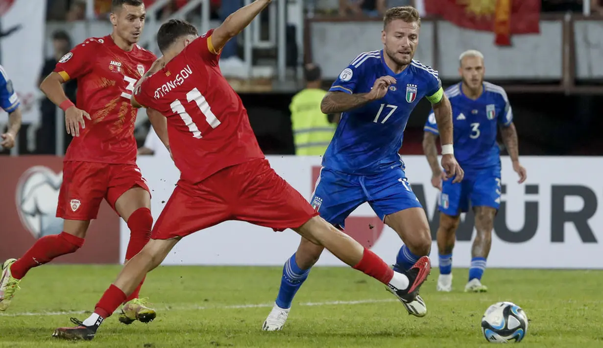 Pemain Italia, Ciro Immobile, berusaha melewati pemain Makedonia Utara pada laga Grup C Kualifikasi Euro 2024 di Tose Proeski Arena, Makedonia Utara, Minggu (10/9/2023). (AP Photo/Boris Grdanoski)