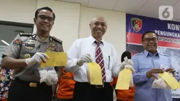 Kabagpenum Mabes Polri Kombes Pol Asep Adi Saputra, Wadir Tidpidter Bareskrim Polri Kombes Pol Agung Budijono dan dan Plt Direktur Penanganan Pelanggaran Ditjen PSDKP Eko Rudianto (ki-ka) saat pengungkapan kasus destructive fishing di Jakarta, Senin (18/11/2019). (Liputan6.com/Herman Zakharia)