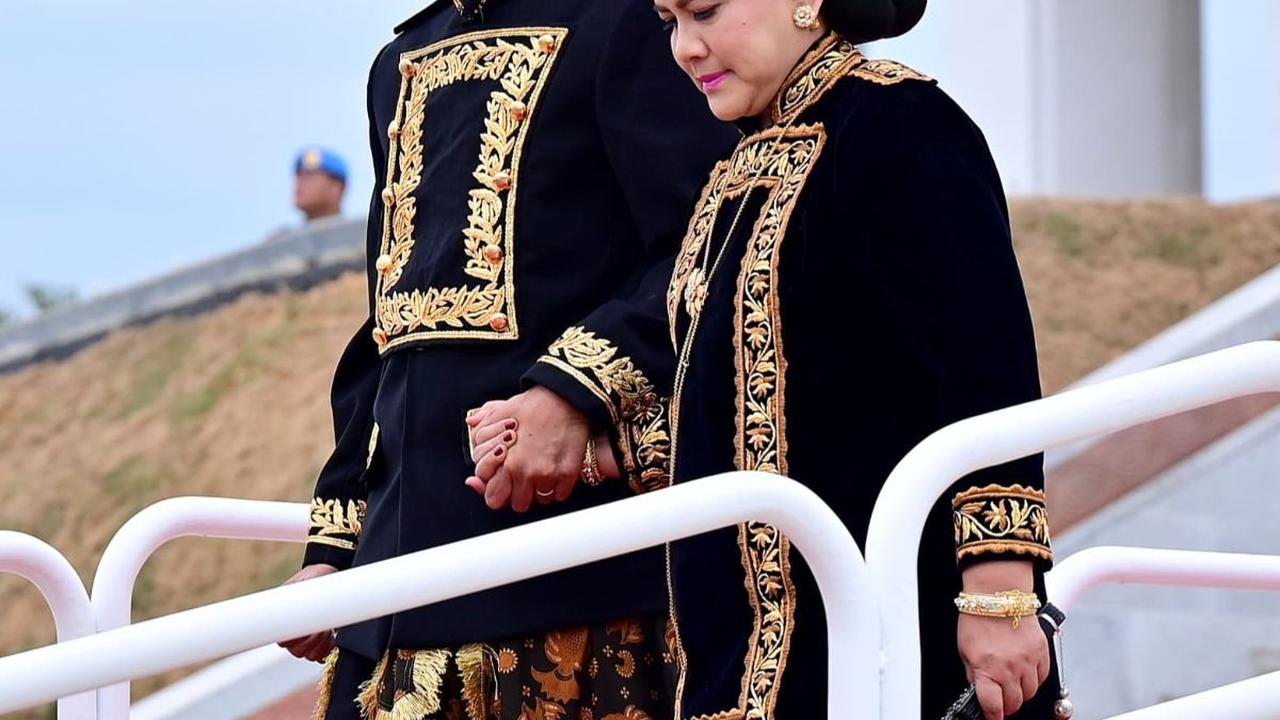 Ibu Negara Iriana tampil serasi dengan Presiden Joko Widodo dengan pakaian adat Kustin, khas Kalimantan Timur.