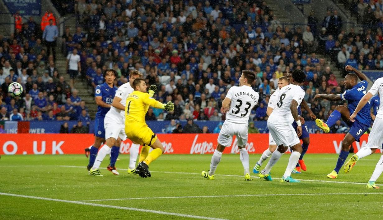 Pemain Leicester City, Wes Morgan, mecetak gol kedua ke gawang Swansea City dalam laga Premier League di King Power Stadium, Sabtu (27/8/2016). (Action Images via Reuters/Carl Recine)