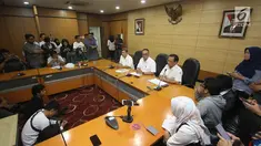 Direktur Jenderal Aplikasi dan Informatika Kementerian Komunikasi dan Informatika, Semuel Abrijani Pangerapan memberi keterangan terkait konten GIF tidak senonoh pada aplikasi Whatsapp di Jakarta, Senin (6/11). (Liputan6.com/Immanuel Antonius)