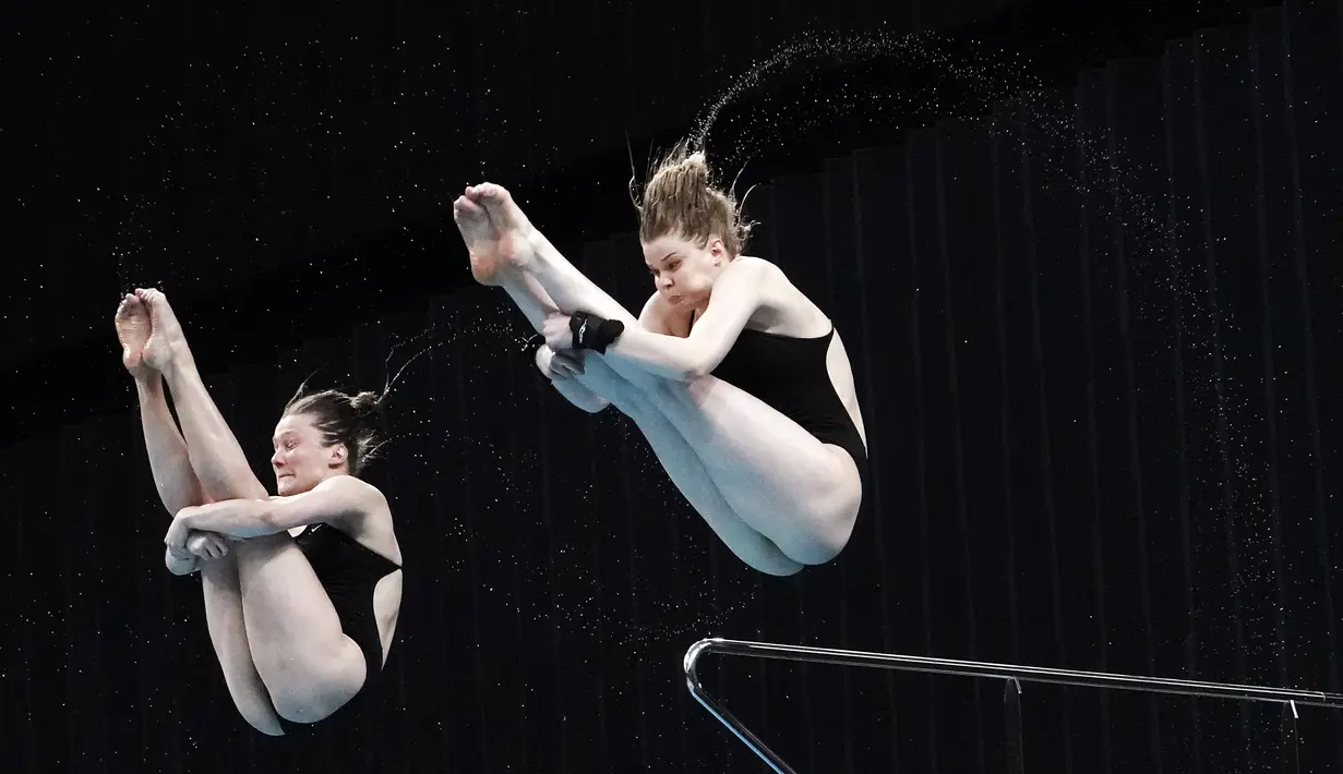 Tina Punzel dan Christina Wassen dari Jerman melakukan loncatan pada babak Final Loncat Indah 10 Meter Putri Sikronisasi di Kejuaraan Dunia Loncat Indah FINA 2021, yang juga merupakan ajang uji coba Olimpiade Tokyo 2020, di Tokyo Aquatics Center, Tokyo, Minggu (2/5/2021). (AP Photo/Eugene Hoshiko)