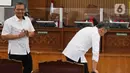 Terdakwa kasus dugaan perintangan penyidikan pembunuhan Brigadir J, Hendra Kurniawan (kanan), Agus Nurpatria (kiri) bersiap mengikuti sidang lanjutan di PN Jakarta Selatan, Kamis (23/2/2023). Ketua majelis hakim Ahmad Suhel menyebut sidang terhadap dua eks anak buah Ferdy Sambo itu nantinya dipastikan akan dilakukan secara terpisah. (Liputan6.com/Herman Zakharia)