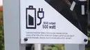 Warga mengisi ulang daya ponsel pada stasiun Pengisian Listrik Bertenaga Surya atau Solar Charging Station di kawasan Transit Oriented Development (TOD) I Dukuh Atas, Jakarta, Rabu (10/11/2022). MRT Jakarta akan mengembangkan program serupa di beberapa kawasan stasiun MRT lainnya. (Liputan6.com/Johan Tallo)