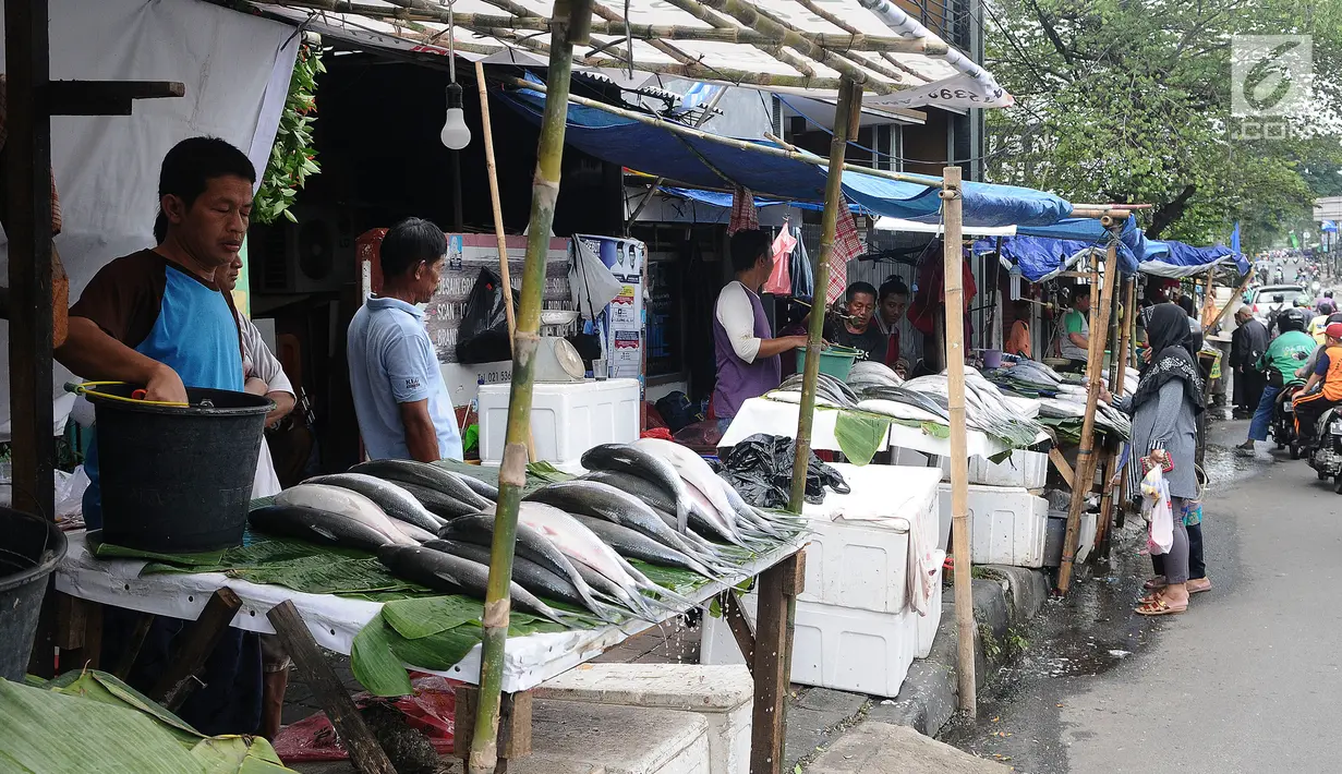 Suasana lapak penjualan ikan bandeng di kawasan Rawa Belong, Jakarta, Senin (4/2). Jelang tahun baru Imlek penjual Ikan bandeng menjamur di Jalan Rawa Belong dan dibanderol harganya mulai dari Rp 50.000 per kilogram. (Liputan6.com/Herman Zakharia)