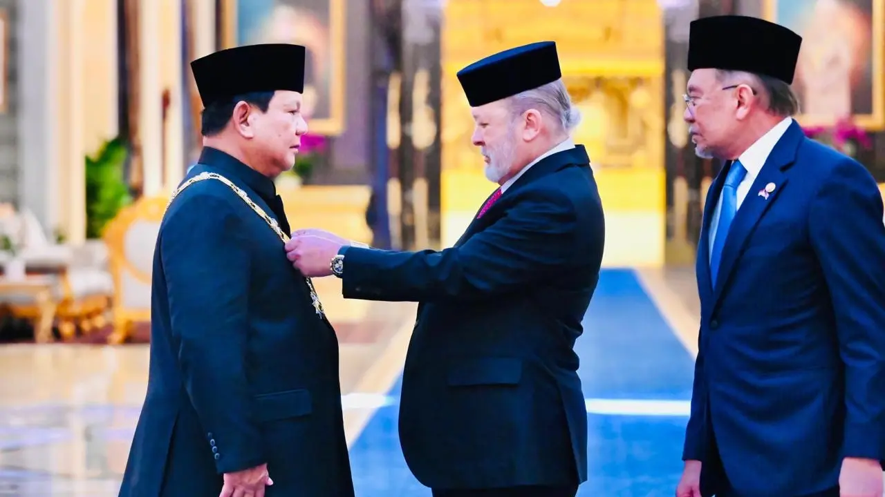 Prabowo Dianugerahi Tanda Kehormatan Darjah Kerabat Johor di Malaysia