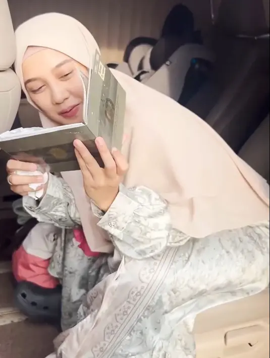 Sebuah perjuangan yang luar biasa, dari penonton bayaran hingga akhirnya jadi asisten dan kemudian menjadi manajer Irfan Hakim. [Instagram/awanpotret17]