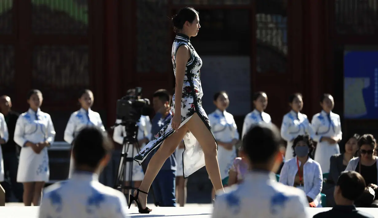 Model berjalan di atas catwalk membawakan busana cheongsam atau disebut qipao selama Festival Budaya Cheongsam Internasional Shenyang di Istana Kekaisaran Shenyang di Shenyang, provinsi Liaoning, China (19/9). (AFP Photo/Str/China Out)