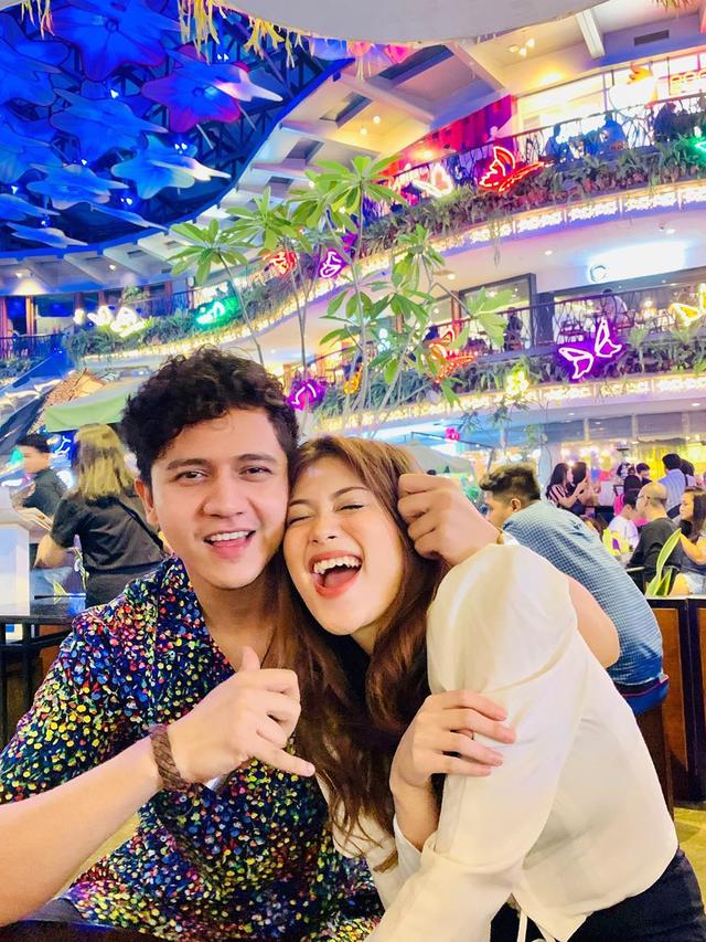 Jarang Terekspos, Ini 6 Momen Manis Reza Alisyahbana 'Cinta Karena Cinta' dan Kekasih