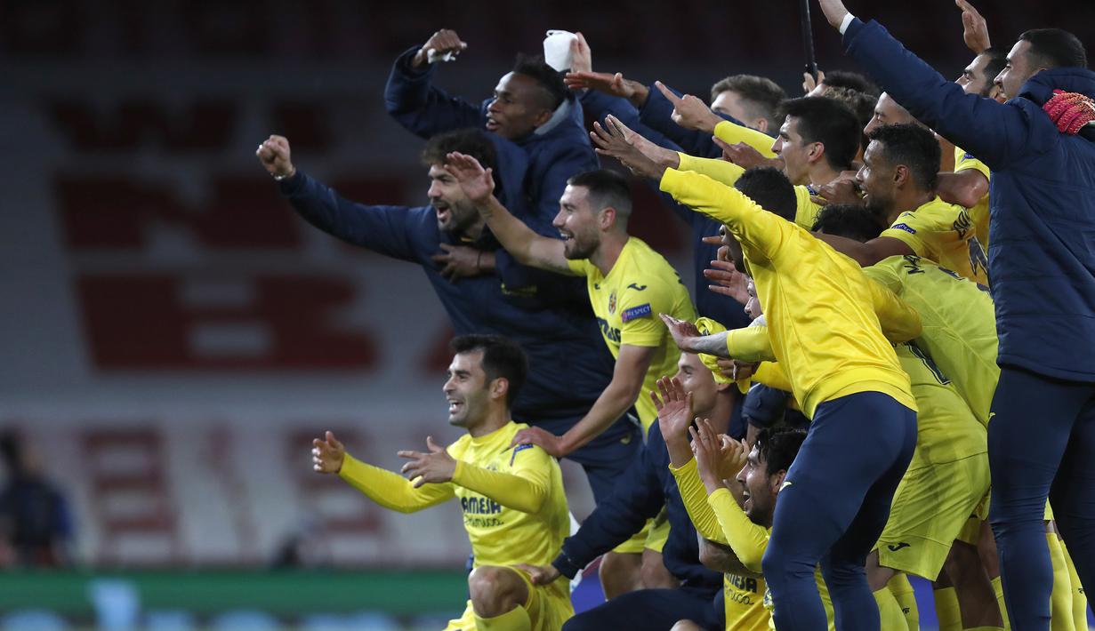 Para pemain Villarreal merayakan kelolosan ke final Liga Europa 2020/2021 usai bermain imbang 0-0 dengan Arsenal dalam laga leg kedua semifinal di Emirates Stadium, London, Kamis (6/5/2021). (AP/Alastair Grant)