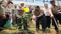  Menteri Sosial Khofifah Indar Parawansa menanam dan menyiram tanaman sebagai bagian dari komitmen Tagana harmoni dengan alam pada HUT Tagana ke-11 di Tagana Training Center Sentul Bogor, Jawa Barat, Selasa (24/3/2015).