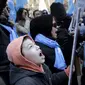 Massa etnis Uighur melakukan aksi protes terhadap pemerintah China (AP/Seth Wenig)