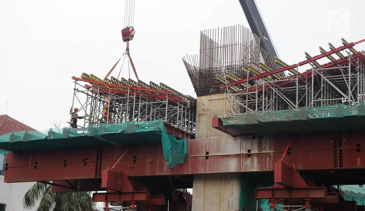 Pekerja mengerjakan pembangunan enam ruas tol dalam kota di Kawasan Kelapa Gading, Jakarta, Minggu ( 7/4). Badan Pengelola Jalan Tol (BPJT) Kementerian PUPR memperkirakan biaya konstruksi proyek enam ruas tol dalam kota bakal meningkat. (Liputan6.com/Herman Zakharia)