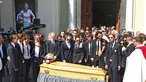 Upacara kematian pebalap Marussia, Jules Bianchi, berlangsung di Katedral Sainte Reparate, Nice, Prancis. Selasa (21/7/2015). Sahabat, kolega, dan para pebalap F1 hadir  untuk memberi penghormatan terakhir. (AP Photo/Lionel Cionneau)