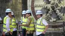 Presiden Jokowi (kiri) berbincang dengan Wagub DKI Djarot Syaiful Hidayat (kedua kanan) saat meninjau perkembangan pengeboran terowongan pada proyek MRT di Stasiun MRT Senayan, Jakarta, Rabu (23/12). (Liputan6.com/Faizal Fanani)
