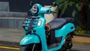 Yamaha Fazzio berkelir cyan atau tosca ini mengusung konsep sporty-classic. Konsep tersebut tercermin dari seluruh stiker dan emblem yang dilepas untuk memberikan kesan clean look. Tak hanya itu, aksen-aksen hitam di sekitar lampu, rak depan tambahan, behel belakang, hingga velg monoblock yang menambah aura sporty. (Source: Instagram/@fazzioholic)