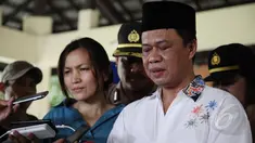 Kadiv Humas Mabes Polri, Irjen Pol Anton Charlian (kanan) memberi keterangan pers setelah bertemu dengan anak yang ditelantarkan orangtuanya di pendopo Safe House Cibubur, Jakarta, Sabtu (16/5/2015). (Liputan6.com/Johan Tallo)