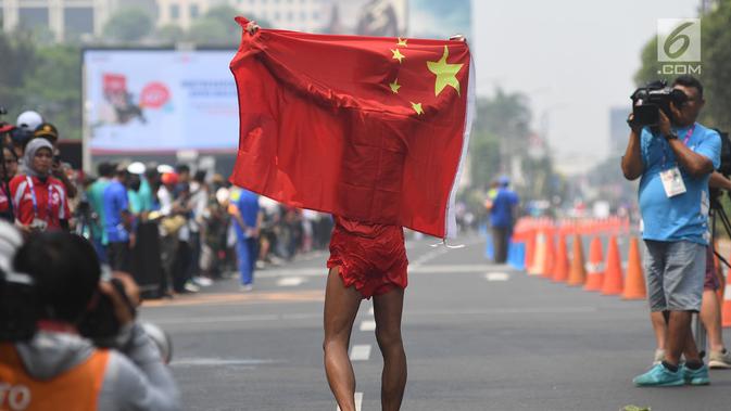 Atlet China, Qin Wang melakukan selebrasi usai menjadi runner up cabang olahraga jalan cepat 50 Km putra di Asian Games 2018, Jakarta, Kamis (30/8). Qin Wang menorehkan waktu 4 jam 6 menit dan 48 detik. (Merdeka.com/Imam Buhori)