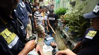 Polisi menggelar rekonstruksi tewasnya Bripka Taufik Hidayat dan informannya bernama Japri alias Cibe di Berlan.