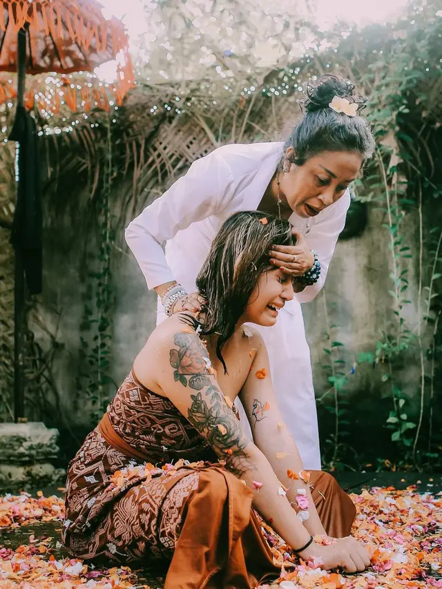 Sampai Menangis, Ini 7 Momen Awkarin saat Jalani Ritual Melukat
