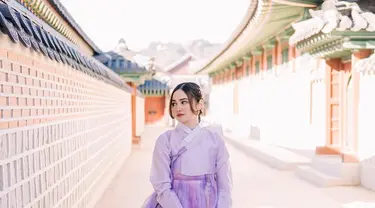 Hanbok yang dipilih Syifa Hadju, lengkap dengan tas tenteng kecil, memberikan sentuhan anggun pada penampilannya. Kunjungannya ke Korea Selatan pada musim dingin juga diperlengkapi dengan tudung kepala untuk melindungi diri. (Liputan6.com/IG/syifahadju)