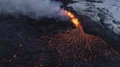 Foto close up dari segmen aktif selatan dari celah asli gunung berapi aktif di Grindavik di Semenanjung Reykjanes, Islandia, Selasa, 19 Desember 2023. (AP Photo/Marco Di Marco)