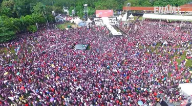 Ribuan pendukung pasangan Ahok-Djarot tampak menyemuti kawasan Senayan, Jakarta. Selain untuk menunjukkan dukungannya, para pendukung ini pun menikmati hiburan dari sejumlah artis top Indonesia
