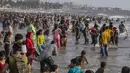 <p>Pengunjung memadati pantai Juhu di Laut Arab pada hari yang panas dan lembab di kota Mumbai, India, 8 Mei 2022. Tingginya suhu udara diperparah dengan kurangnya curah hujan. Maret lalu tercatat sebagai bulan terpanas di India sejak 122 tahun lalu. (AP Photo/Rafiq Maqbool)</p>