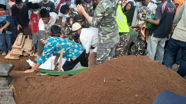 Suasana pemakaman Mukson, relawan Tagana Banyumas yang meninggal usai menjalanakan tugas membagikan masker dan sosialisasi pencegahan COVID-19 di Karanglewas, Banyumas, Minggu (12/4). (Foto: Liputan6.com/Tagana/Rudal afgani)