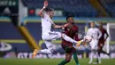 Bek Wolverhampton Wanderers, Nelson Semedo, berebut bola dengan gelandang Leeds United, Jack Harrison, pada laga Liga Inggris di Elland Road, Selasa (20/10/2020) dini hari WIB. Wolves menang 1-0 atas Leeds United. (AFP/Alex Pantling/pool)