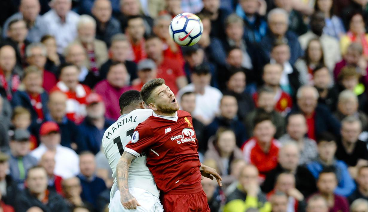 Bek Liverpool, Alberto Moreno, duel udara dengan Gelandang Manchester United, Anthony Martial, pada laga Premier League di Stadion Anfield, Sabtu (14/10/2017). Liverpool bermain imbang 0-0 dengan Manchester United. (AP/Rui Vieira)