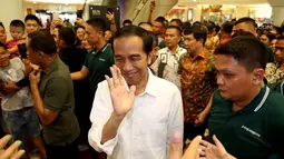 Presiden Joko Widodo menyapa warga ketika tiba di Sun Plaza Medan, Sumatera Utara, Jumat (24/11). Jokowi tiba mengenakan kemeja putih lengan panjang dan celana hitamnya sambil menebar senyum. (Liputan6.com/Johan Tallo)