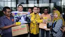 Koordinator GMPG, Ahmad Doli Kurnia (tengah) menyerahkan surat dukungan kepada perwakilan KPK di Jakarta, Selasa (7/11). Aksi tersebut untuk pengusutan korupsi KTP Elektronik yang merugikan negara sebesar Rp2,3 triliun. (Liputan6.com/Helmi Fithriansyah)