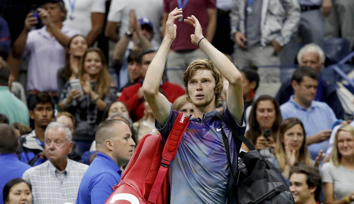Petenis Rusia, Andrey Rublev, memberikan aplaus usai bertanding melawan petenis Spanyol, Rafael Nadal, pada laga turnamen AS Terbuka di New York, Rabu (6/9/2017). Nadal menang 3 set langsung 6-1, 6-1 dan 6-2 atas Andrey Rublev. (AP/Adam Hunger)