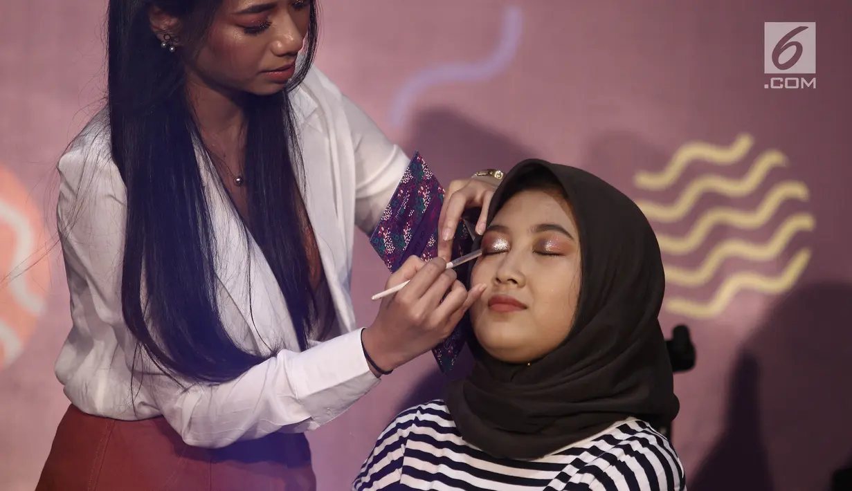Beauty vlogger, Abel Cantika memperagakan make up kepada model saat beauty session pada acara Vidio Fair 2.0 di Gandaria City, Jakarta, Sabtu (3/11). Acara yang digelar gratis ini mengambil tema One Stop Event You Can Get. (Liputan6.com/Herman Zakharia)