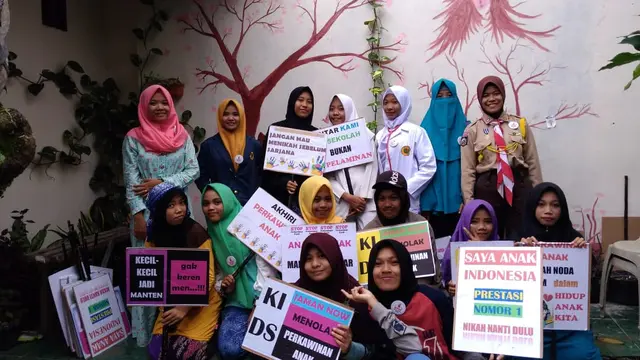 Suci Apriani bersama sejumlah remaja perempuan mengkampanyekan penolakan pernikahan anak.