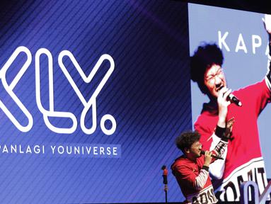 Musisi Kunto Aji meriahkan XYZ Day 2018 di The Hall Senayan City, Jakarta Pusat pada Rabu (25/4/2018). Acara XYZ Day juga merupakan ajang perkenalan KapanLagi Youniverse. (Bola.com/M Iqbal Ichsan)