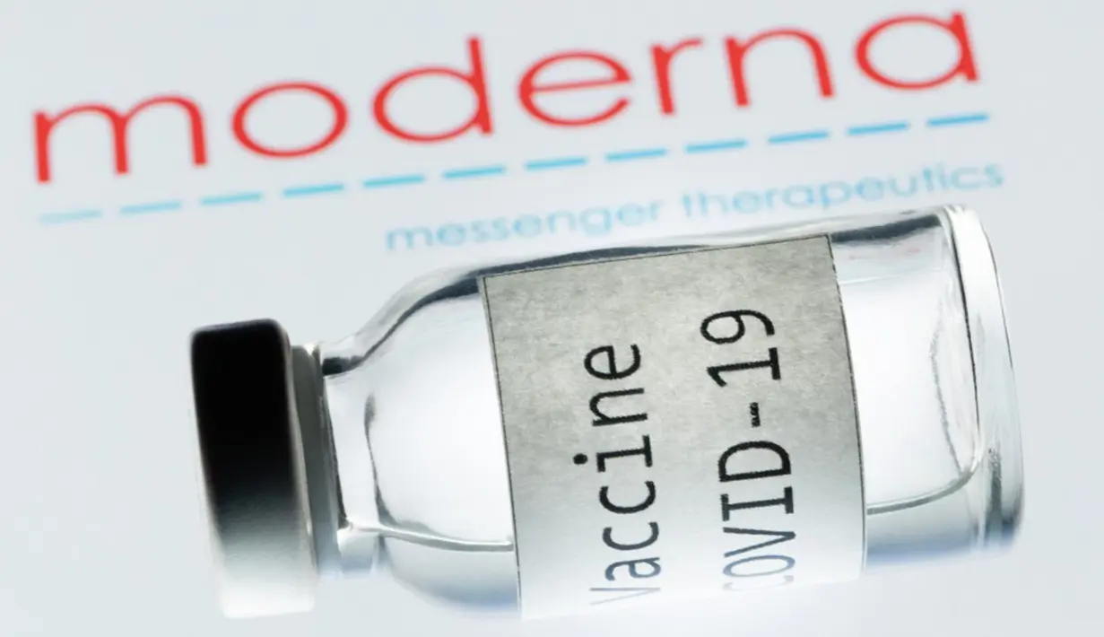 Botol bertuliskan "Vaksin COVID-19" terlihat di sebelah logo perusahaan biotek Moderna, Paris, Prancis, 18 November 2020. Vaksin COVID-19 buatan Moderna diprediksi segera lolos BPOM Amerika Serikat (Food and Drug Administration atau FDA). (JOEL SAGET/AFP)