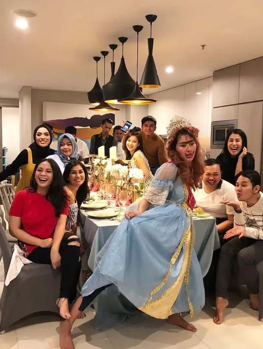 Jelang hari bahagianya, adik Raffi Ahmad ini kerap mendapat berbagai kejutan dari orang-orang terdekatnya. Syahnaz mendapat kejutan Bridal Shower, seperti yang terlihat dari foto-foto di akun Instagramnya. (Instagram)