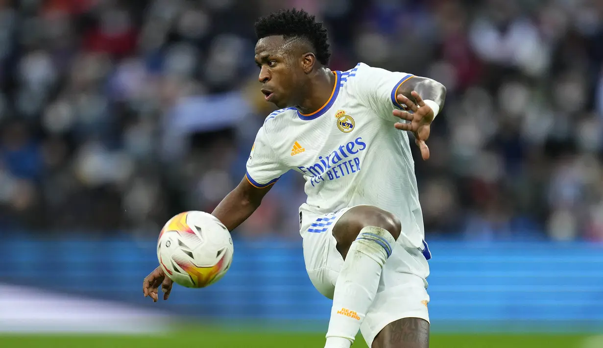 Vinicius Junior. Pemain berusia 21 tahun ini kini menjalani musim ke-4 bersama Real Madrid. Total telah tampil 149 laga di semua ajang dengan torehan 29 gol dan 33 assist. Bersama Timnas Brasil telah mengoleksi 11 caps, namun belum mencetak satu gol pun maupun assist. (AP/Manu Fernandez)