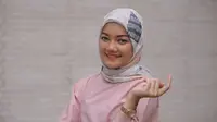 Tampil cantik dengan hijab bisa dilakukan dari mencoba gaya baru penataannya.