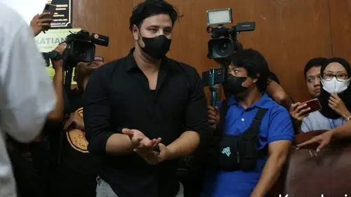 7 Potret Ammar Zoni Menangis Dituntut 1 Tahun Penjara, Irish Bella Absen -  Hot Liputan6.com