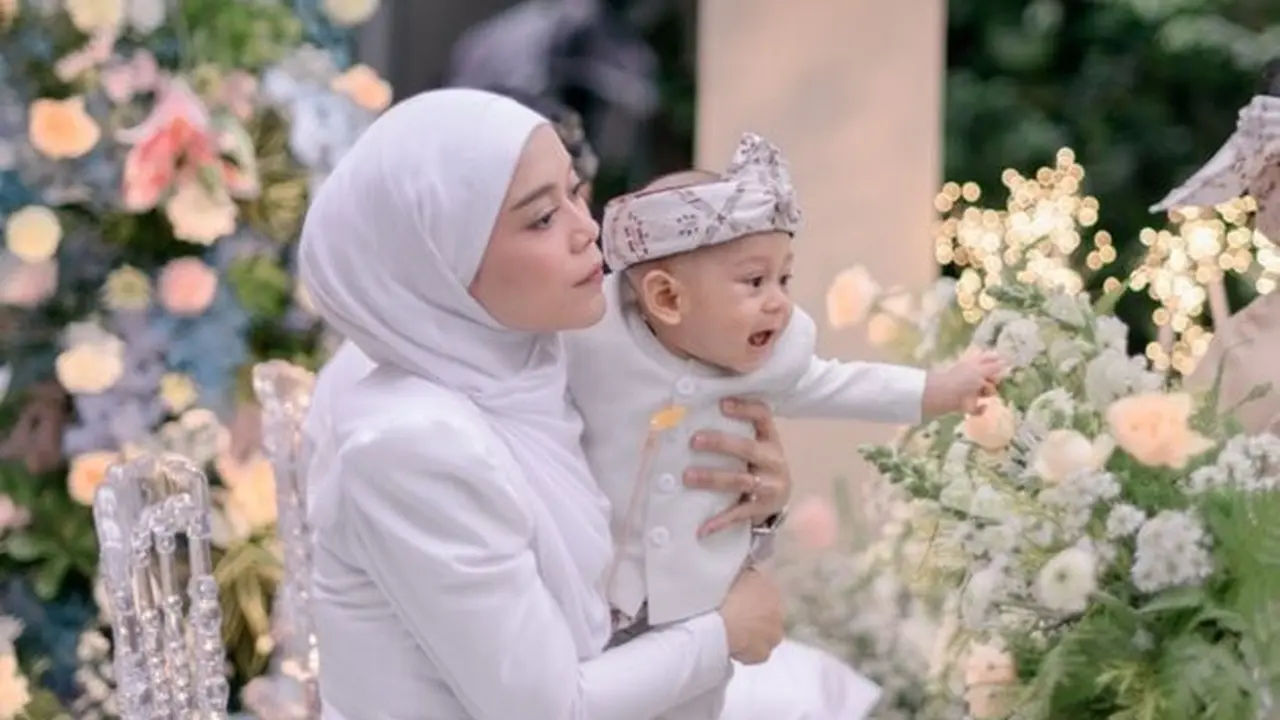 Lesti Kejora dan Baby L di lamaran sang kakak (instagram.com/menatadesign)