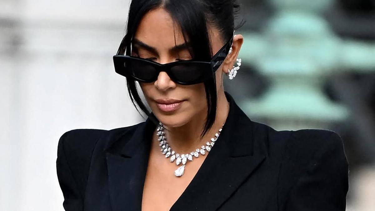 Gaya Borjuis Kim Kardashian Saat Hadiri Sidang Kasus Perampokan Perhiasannya, Pakai Kalung Berlian Rp25 Miliar