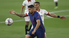 Penyerang Atletico Madrid, Luis Suarez dan bek Sevilla, Diego Carlos berebut bola pada pekan ke-29 Liga Spanyol di Wanda Metropolitano, Madrid, Senin (5/4/2021) dini hari WIB. Tandang ke markas Sevilla, Atletico Madrid kalah dengan skor 0-1. (AP Photo/Angel Fernandez)