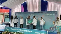 Penyerahan bantuan Telkomsel Siaga untuk masyarakat duafa, penyandang difabel, guru mengaji, yayasan duafa, disabilitas, dan panti jompo di Kota Cirebon, Jawa Barat, Selasa (28/3/2023). (Liputan6.com/Agustin Setyo Wardani)