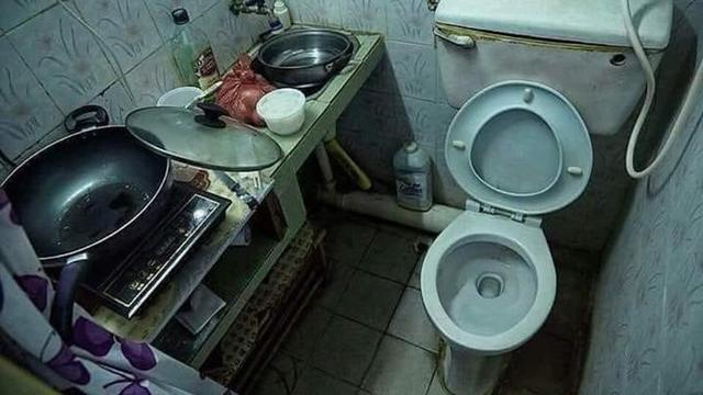 6 Potret Toilet Terletak di Lokasi Tak Biasa, Bikin Mikir Dua Kali