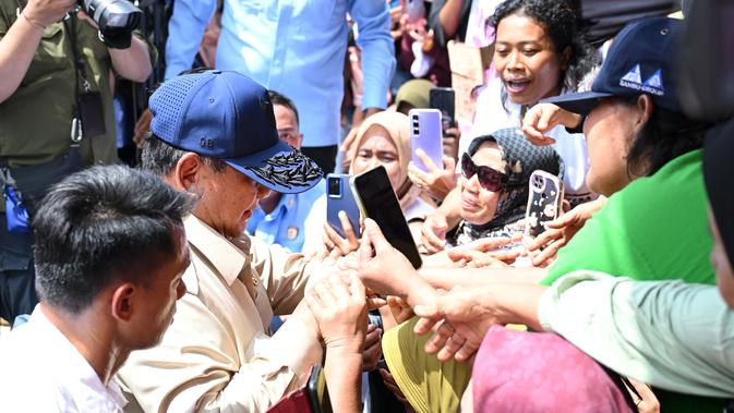 Momen Prabowo Tegur Paspampres Saat Warga Ingin Berfoto di Aceh Tamiang: Jangan Didorong
