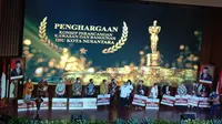 Menteri PUPR Basuki Hadimuljono menyerahkan hadiah Rp 2,8 miliar kepada 12 pemenang sayembara IKN Nusantara, di Auditorium Kementerian PUPR, Jakarta, Senin (18/7/2022).